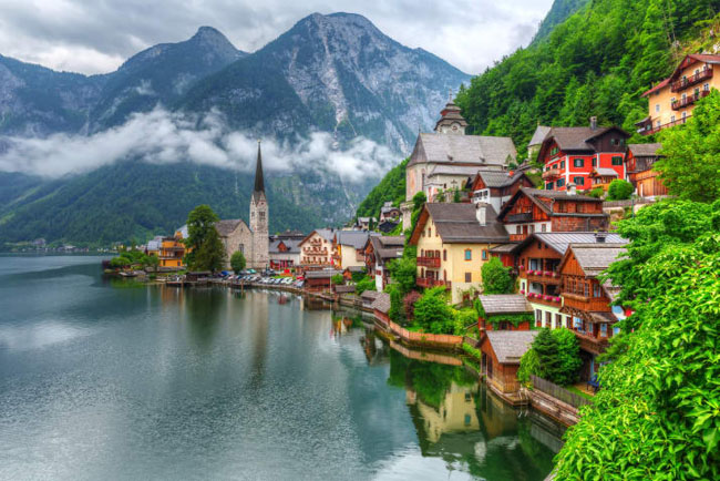 Hallstatt, Áo: Thị trấn nhỏ ở miền núi của nước Áo này đẹp như truyện cổ tích. Nằm giữa biển Hallstatter và dãy núi Dachstein, Hallstatt gồm những ngôi nhà được xây dựng từ thế kỷ 16 với hồ nước trong suốt như thủy tinh và khu chợ tấp nập.