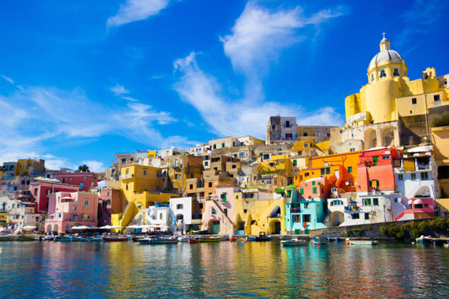 Procida, Ý: Những ngôi nhà nhỏ san sát đẹp như tranh vẽ trên hòn đảo này giúp cho Procida trở thành thiên đường tinh hoa ở Địa Trung Hải.