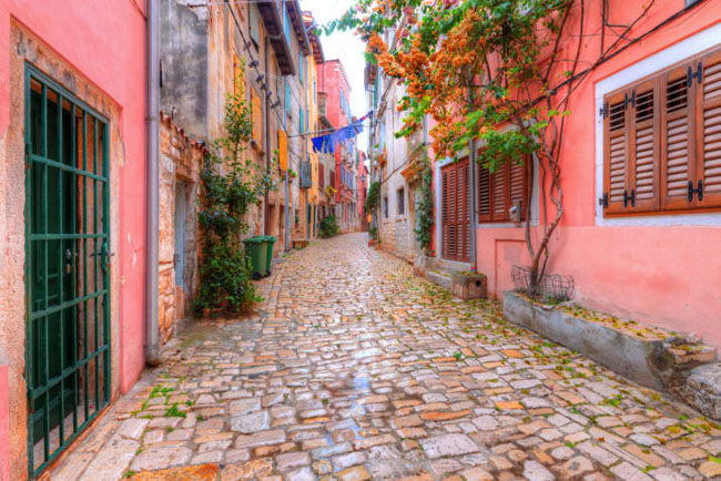 Rovinj, Croatia: Thị trấn cổ của Rovinj nằm ngay trên biển Adriatic, là địa danh lãng mạn bậc nhất Croatia. Du khách sẽ bị “mê hoặc” bởi đường phố lót gạch cổ kính, sạch sẽ cùng nhiều ngôi nhà sơn màu bắt măt, nhiều phòng trưng bày, quán bar và nhà hàng.