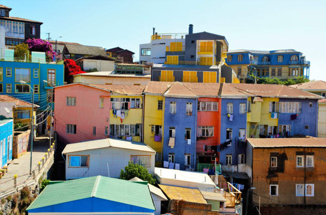 Valparaiso, Chi-lê: Valparaiso cách cách thành phố Santiago chỉ 90 phút đi ô tô và là một trong những cảng biển quan trọng nhất ở Nam Thái Bình Dương. Nơi đây nổi tiếng với nghệ thuật đường phố và những ngôi nhà sắc màu được xây dựng trên các ngọn đồi.