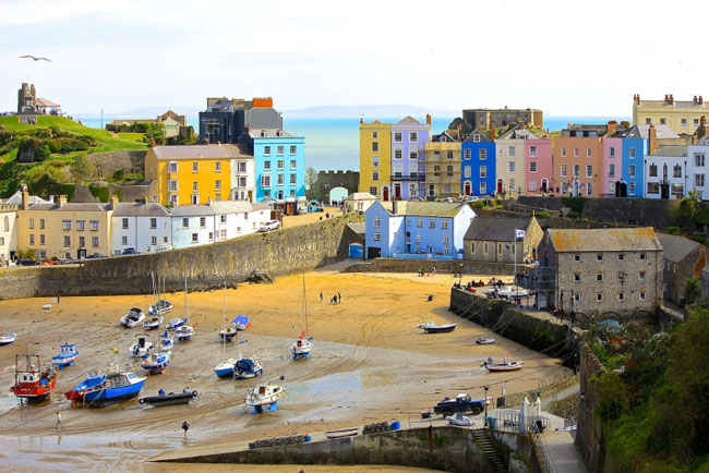 Tenby, Wales: Trong tất cả các thị trấn ven biển ở xứ Wales, không có nơi nào “duyên dáng” như Tenby với những ngôi nhà sơn màu bắt mắt được xây dựng trên rìa Vịnh Carmarthen.