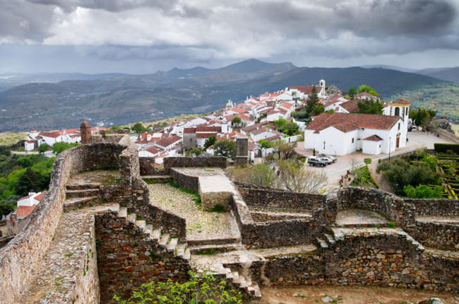 Marvao, Bồ Đào Nha: Bạn sẽ tìm thấy ngôi làng trên đỉnh đồi ở vùng Alentejo của Bồ Đào Nha. Thị trấn Marvao được bao phủ bởi những ngôi nhà có tường trắng tinh, nhiều khu vườn được trang trí đẹp mắt và tòa lâu đài mang tính biểu tượng của nơi đây.