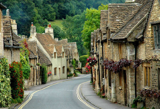 Làng Castle Combe, Wiltshire, nước Anh: Làng Castle Combe mang đầy đủ những nét đặc trưng, tinh túy nhất của làng quê nước Anh và thường được mệnh danh là ngôi làng đẹp nhất nước Anh.