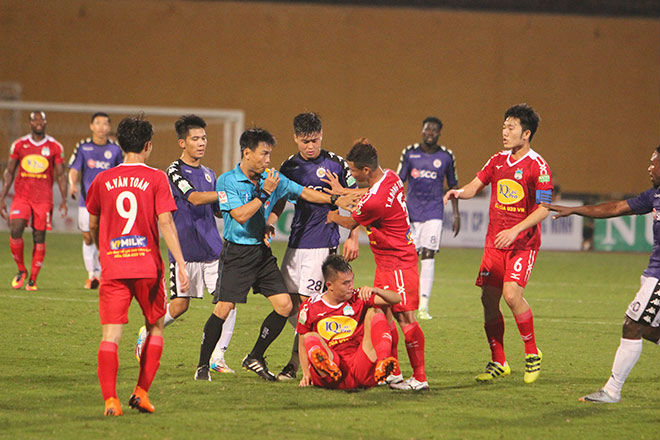 HAGL đá V-League: Hàng thủ mong manh, gã khổng lồ trên đôi chân đất sét - 1