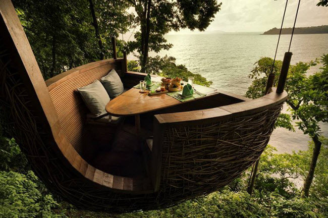 Các món ăn tại nhà hàng Treepod Dining được phục vụ bằng hệ thống dây kéo từ dưới mặt đất.