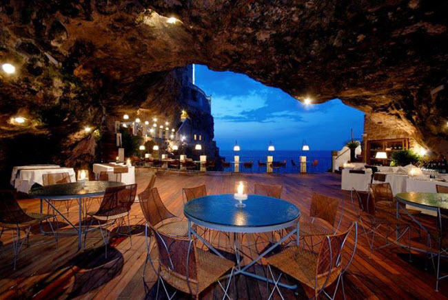 Từ trong nhà hàng Polignano a Mare, du khách có thể chiêm ngưỡng biển Adriatic và hang động rộng mênh mông.