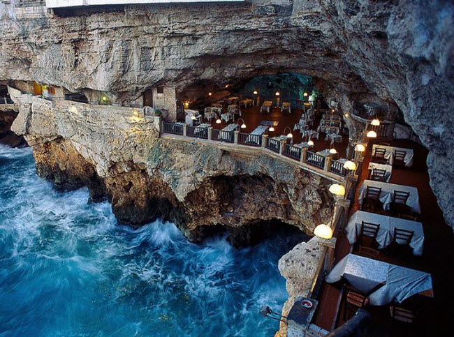 Grotta Palazzese, Italia: Thái Lan không phải địa điểm duy nhất du khách có thể ngồi ăn trong hang động. Nhà hàng Grotta Palazzese nằm trong hang động tại thành phố Polignano a Mare, Italia.