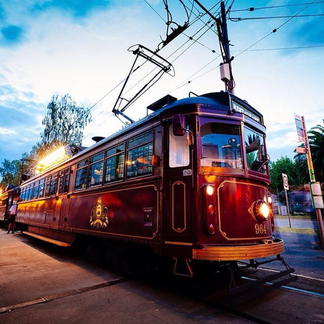 Colonial Tramcar, Australia: Du khách tới nhà hàng này nhận được lợi ích kép: vừa ngắm cảnh thành phố Melbourne vừa thưởng thức các món ăn trên toa tàu theo phong cánh cổ điển.