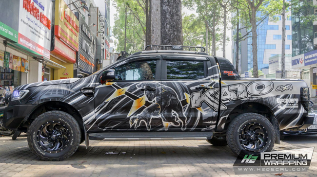 Ford Ranger với lớp decal &#34;báo đen&#34; Black Panther , đây là mẫu bán tải rất được lòng giới độ xe tại Việt Nam, chiếc xe trong hình được lên cản sắt, bộ lốp hàng hiệu BF Goodrich All-Terrain. Ford Ranger Wildtrak 3.2 sở hữu động cơ&nbsp;3.2 lít, cho công suất tối đa 200 mã lực và mô-men xoắn cực đại 470 Nm. Động cơ này có công suất mạnh hơn 52 mã lực và mô men xoắn cực đại lớn hơn 95 Nm so với động cơ 2.2 lít.