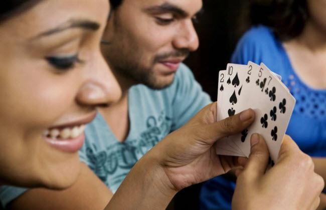 Không chơi bài ăn tiền ở Ấn Độ: Người dân ở Ấn Độ thích chơi bài để giết thời gian khi đi tàu. Nhưng bạn phải đảm bảo rằng không chơi bài ăn tiền bởi vì hoạt động này bị cấm tại nhiều vùng ở Ấn Độ.