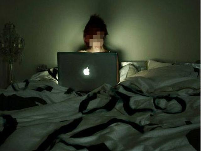 “Ăn ngủ" cùng facebook, vợ bị chồng siết cổ đến chết