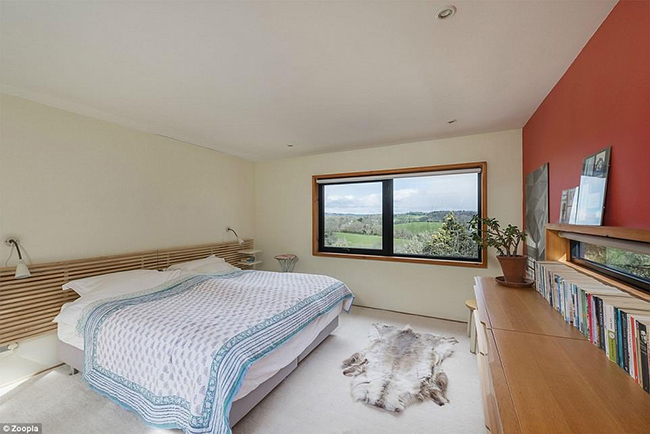 Phòng ngủ chính xinh xắn với cửa sổ có thể nhìn toàn cảnh rộng nhất của vùng nông thôn.