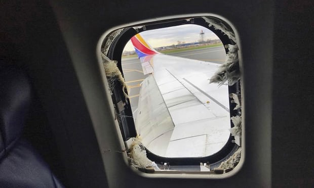 Giây phút kinh hoàng hành khách bị hút ra cửa sổ máy bay Mỹ - 1