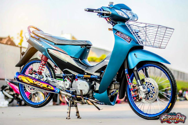 Honda Wave được độ theo chủ điểm tông màu xanh.