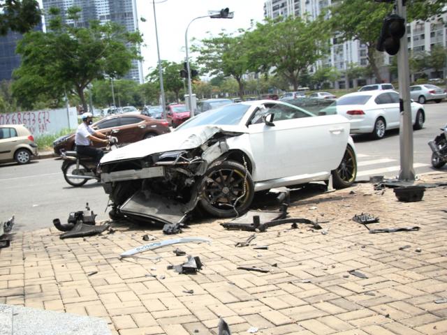 Bẻ lái tránh xe máy, xế sang Audi nát đầu tại khu “nhà giàu” Sài Gòn