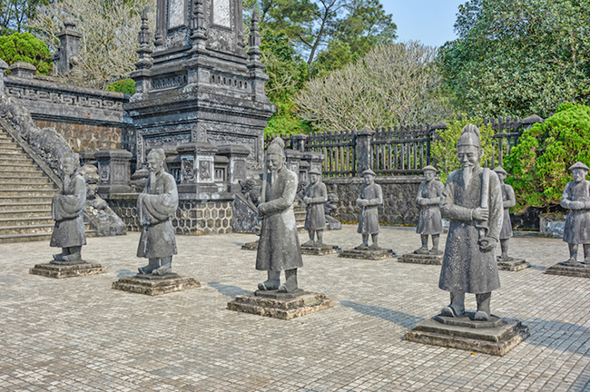 Lăng mộ Khải Định ở Huế: Kiến ​​trúc của Lăng mộ Khải Định ở Huế đã được mô tả là Gothic của Phật giáo. Được xây dựng vào những năm 1920, ngôi mộ của Hoàng đế Việt Nam được đánh dấu bằng những bức tượng.