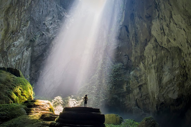 Hang Sơn Đoòng: Một trong những hang động lớn nhất trên thế giới, Hang Sơn Đoòng đã có khoảng 3 triệu năm tuổi.  Hang rất lớn, và có thể chứa hàng chục người cắm trại trong cùng một thời điểm.