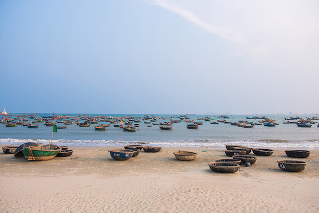 Bãi biển Mỹ Khê: Điểm nổi bật nhất ở Đà Nẵng là bãi biển Mỹ Khê. Bãi biển này thu hút vô số du khách bởi bờ cát trắng tinh khiết, làn nước biển xanh ngọc và bầu trời ngập nắng.