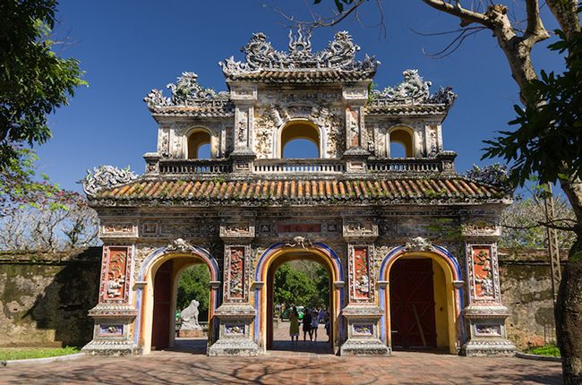 Hoàng thành: Hoàng Thành Huế là thủ đô của triều đại Nguyễn Việt Nam. Ở chính giữa những bức tường an toàn này là khu vực dành riêng cho gia đình hoàng gia.