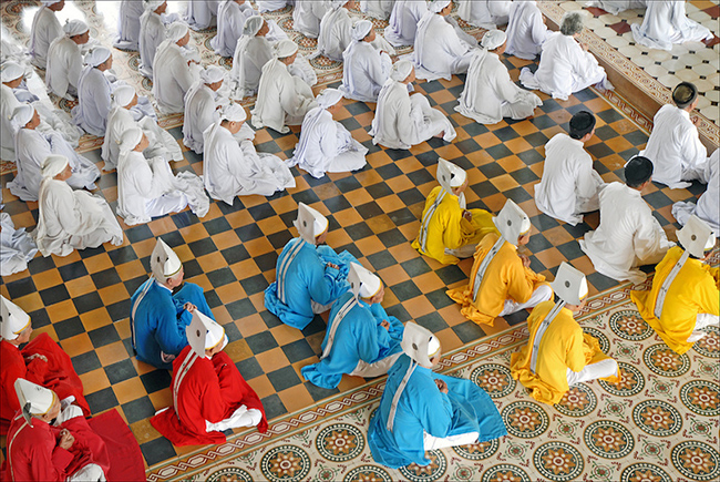 Đền Cao Đài: Một trong những điểm tham quan thiêng liêng nhất ở Việt Nam là Đền Cao Đài, được xây dựng vào những năm 1930.