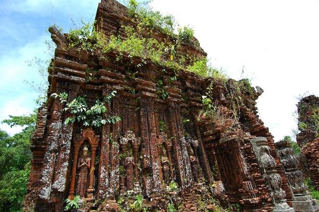 Mỹ Sơn : Hơn 1.600 năm trước, người Chăm ở Việt Nam đã bắt đầu xây dựng hàng chục ngôi đền Hindu gần làng Duy Phú. Dưới bóng Đèo Răng Cát, và bao quanh bởi một thung lũng xanh, một số ngôi đền vẫn còn tồn tại.
