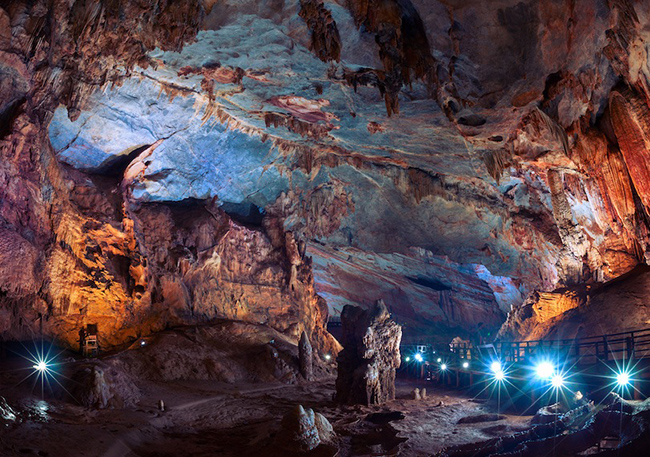 Động Phong Nha: Vườn quốc gia Phong Nha-Kẻ Bàng tự hào có nhiều điểm tham quan, nổi tiếng nhất là động Phong Nha. Được tạo thành từ hàng trăm hệ thống hang động, động Phong Nha rất rộng và đẹp.