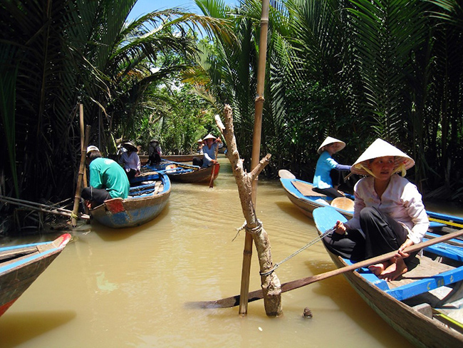 Đồng bằng sông Cửu Long: Là nơi sông Mekong tiếp cận và đổ xuống biển. Đây là một khu vực rất phong phú và tươi tốt, bao phủ bởi ruộng lúa với rất nhiều con sông, và tất cả các làng mạc đều có giao thông bằng đường thủy chứ không phải đường bộ.