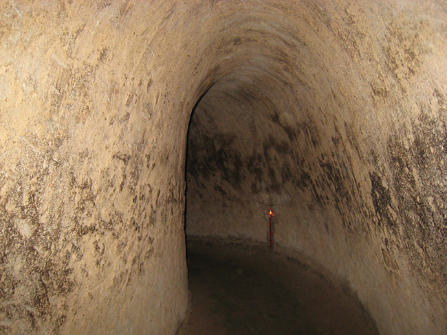 Địa đạo Củ Chi: Là một mạng lưới rộng nối các đường hầm ngầm nằm cách thành phố Hồ Chí Minh khoảng 40 km về phía Tây Bắc. Đường hầm đã trở thành một điểm thu hút khách du lịch nổi tiếng.