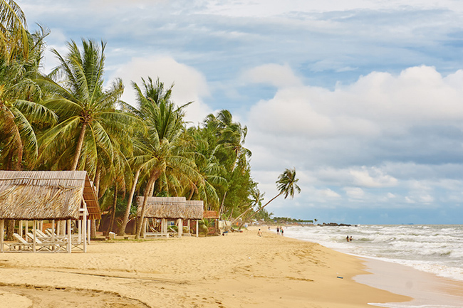 Phú Quốc: Nằm ở phía trước của bờ biển Campuchia, Phú Quốc là hòn đảo lớn nhất ở Việt Nam. Hòn đảo này có các khu rừng nhiệt đới nguyên sơ, các rạn san hô còn hoang sơ và những bãi biển đẹp tuyệt vời.