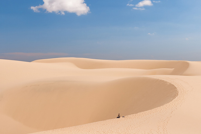 Mũi Né: Mũi Né nổi tiếng với những cồn cát đẹp nằm ở phía bắc của thị xã. Dải cát lớn khiến cảnh quan trở nên tuyệt vời đặc biệt là vào lúc hoàng hôn.