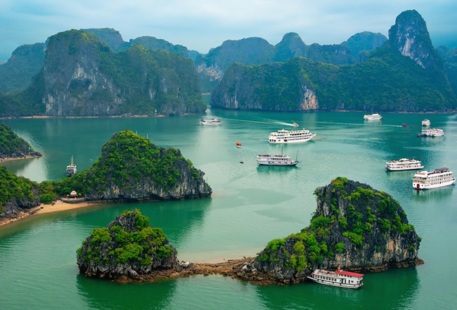 Vịnh Hạ Long: Nằm ở phía Bắc Việt Nam với đường bờ biển dài 120 km. Là điểm du lịch hàng đầu ở Việt Nam, Vịnh Hạ Long có hàng ngàn hòn đảo tạo thành cảnh biển hùng vĩ với những ngọn núi đá vôi.
