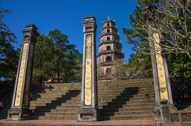 Chùa Thiên Mụ: Nằm ở Huế, chùa nhìn ra Sông Hương. Chùa Thiên Mụ được xây dựng từ năm 1601 trong thời kỳ trị vì của chúa Nguyễn.