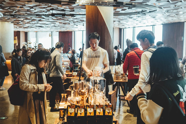 Starbucks Reserve Roastery Thượng Hải giống như một công viên giải trí cà phê. Khu vực quà tặng chiếm gần 1/4 lối vào của tầng 1 là nơi bày bán hạt cà phê, các thiết bị pha chế và nhiều mặt hàng khác.