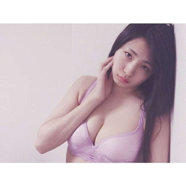 Với danh hiệu "Cô gái có khuôn ngực đẹp nhất Nhật Bản", Ryoko Nakaoka trở thành cái tên được nhiều nhãn hàng, tạp chí đàn ông mời gọi chụp hình quảng cáo nội y, áo tắm, thời trang...