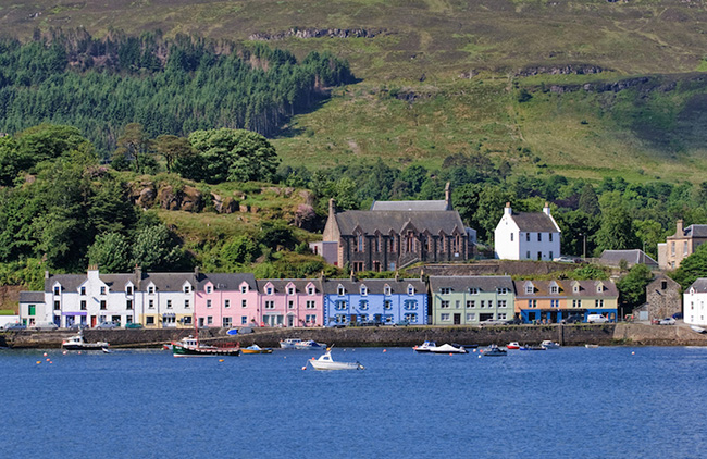 Portree:  Nằm trên bờ biển của lục địa Scotland là một chuỗi đảo tên gọi Inner Hebrides, trong đó nổi bật nhất là Portree. Thị trấn này cũng được biết đến với những căn nhà sơn màu sáng nằm san sát nhau.