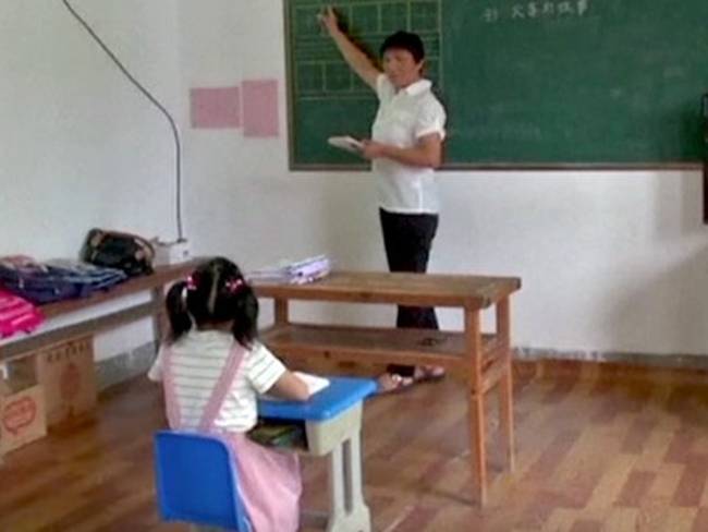 Lý do bất ngờ đằng sau những ngôi trường chỉ có 1 thầy 1 trò - 1