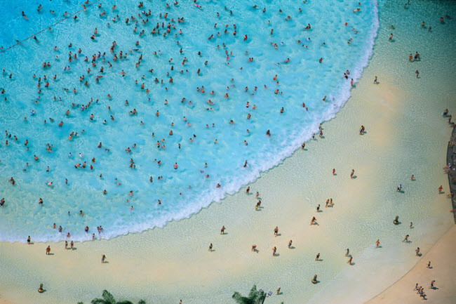 Một bãi biển với cát trắng mịn và nước trong xanh như ngọc.