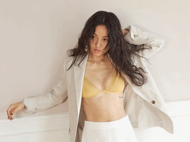 “Nữ hoàng sexy” Lee Hyori gợi cảm hết cỡ trên bìa tạp chí