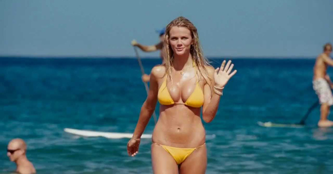 Brooklyn Decker mới thật là quyến rũ vì gò bồng đảo sexy lấp ló.