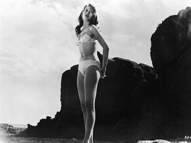 Minh tinh tóc vàng Brigitte Bardot và cảnh bikini khó quên trong&nbsp;And God Created Woman &#40;1956&#41; được chọn vào Top 10.