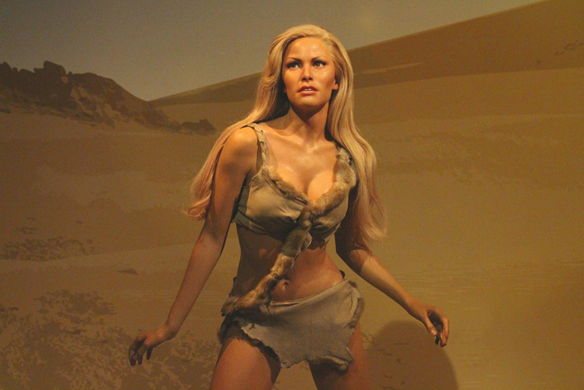 Raquel Welch trong phim&nbsp;One Million Years BC &#40;1966&#41; mang lại vẻ đẹp hoang dại trong một bộ trang phục làm từ da động vật từ thời trước công nguyên.