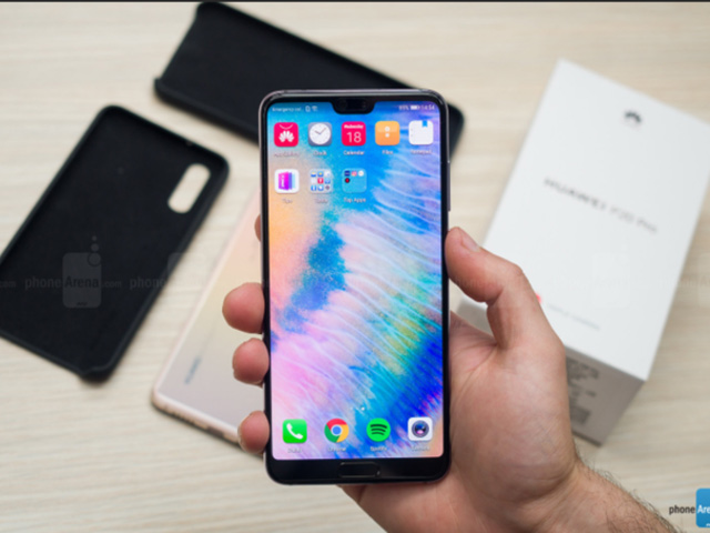 Không phải iPhone X, điện thoại của Huawei đã có ”tai thỏ” trước