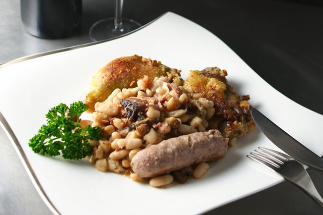 Cassoulet: Đây là một đặc sản có xuất xứ từ vùng Langwedoco-Roussilon, món ăn này được làm từ đậu trắng, rau chân vịt và xúc xích. Món ngon này được các gia đình nông thôn thích thú trong nhiều thế kỷ.