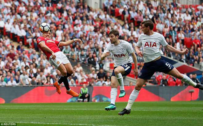 MU ngược dòng Tottenham: Siêu kỷ lục, Mourinho &#34;khiêu vũ&#34; - 4