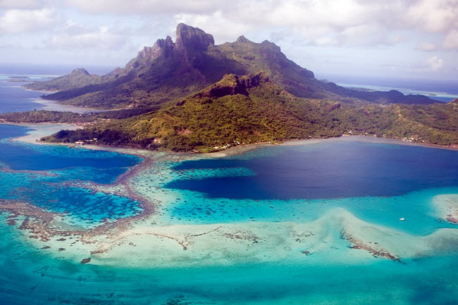 Bora Bora, quần đảo Polynesia thuộc Pháp: Hòn đảo&nbsp;ở Nam Thái Bình Dương được ví như thiên đường nhiệt đới, với hồ nước trong xanh và những rạn san hô khổng lồ.