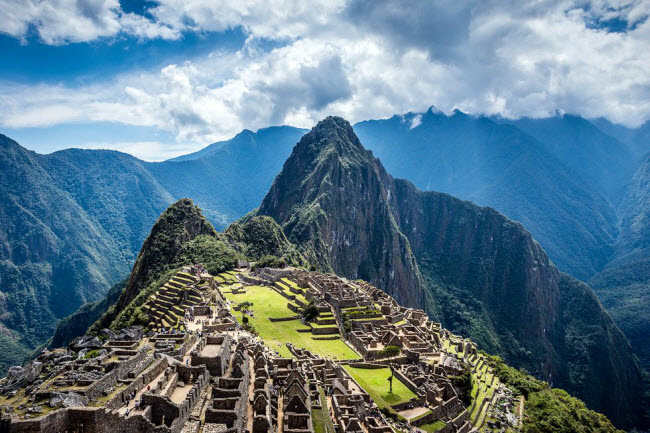 Machu-Picchu, Peru: Thành phố cổ của người Inca nằm trên đỉnh núi Andes nhìn xuống thung lũng sông Urubamba. Khu khảo cổ này nổi tiếng với ruộng bậc thang, cấu trúc đá và phong cảnh đẹp.
