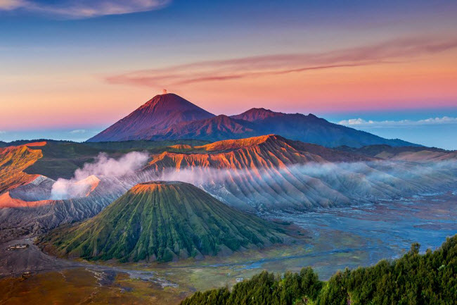 Bromo Tengger Semeru, Indonesia: Vườn quốc gia này nổi tiếng với hệ thống núi lửa đang hoạt động Tengger. Vào lúc hoàng hôn, phong cảnh nơi đây trông như trên hành tinh khác.