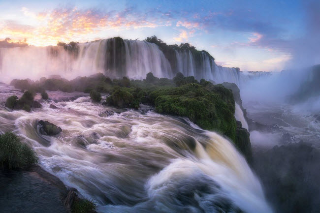 Thác Iguazu, Argentina: Nằm giữa biên giới tỉnh Misiones của Argentina và bang Paraná của Brazil, Iguazu là hệ thống thác tự nhiên lớn nhất thế giới.