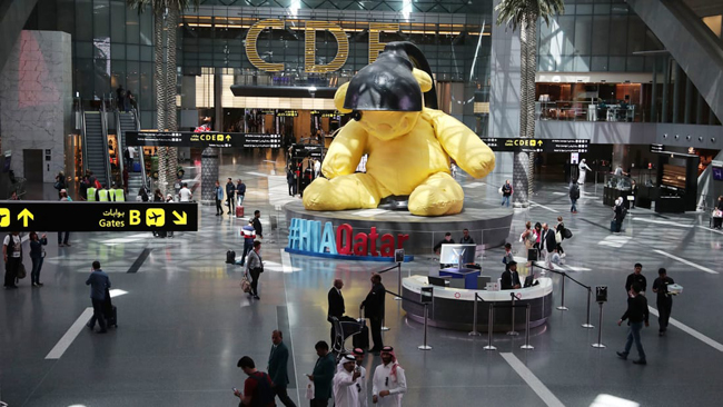 Sân bay Hamad International vô cùng tự hào khi giới thiệu các tác phẩm nghệ thuật đột phá và đôi khi gây nhiều tranh cãi của các nghệ sĩ đương đại. "Lamp Bear" của nghệ sĩ người Thụy Sĩ Urs Fischer, đã trở thành một linh vật của sân bay.