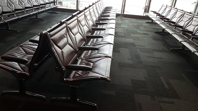 Ngay cả khi bạn không thể vào sảnh vip, sân bay vẫn là một nơi vô cùng thoải mái. Trong sảnh chờ thường cũng được trang bị với những chiếc ghế sang trọng.